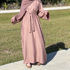 Blushing Pocketed Abaya - Made in Dubai